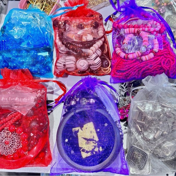 Gold Black White Mystery Jewelry bag Vintage & Modern Costume Jewelry - Picture 3 of 3